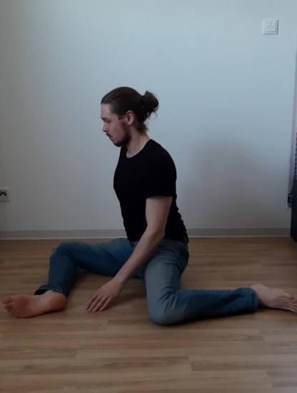 Me doing a 9090 Stretch to improve Hip Mobility