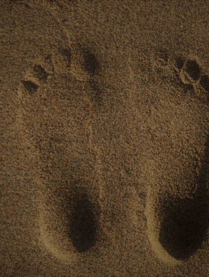 This image shows barefoot footprints which seem to be in optimal foot health regarding their shape.