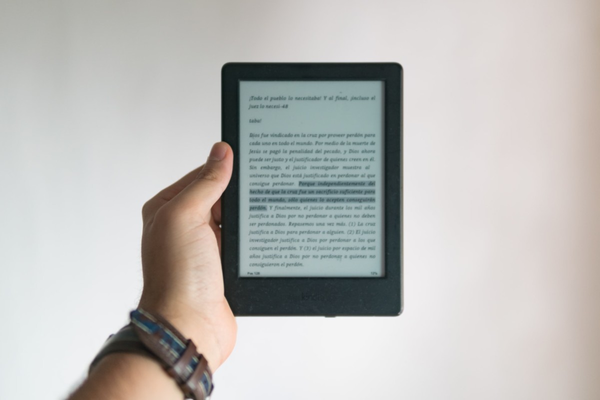 This image shows an ereader displaying an ebook that one cans read.